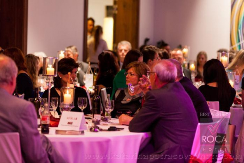 Auction of Modern Art show IZABELA KOMJATI