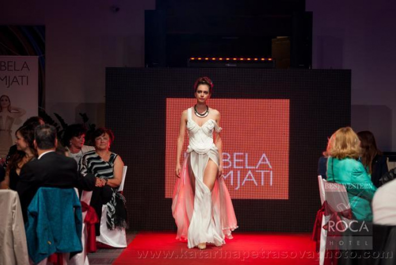 Auction of Modern Art show IZABELA KOMJATI