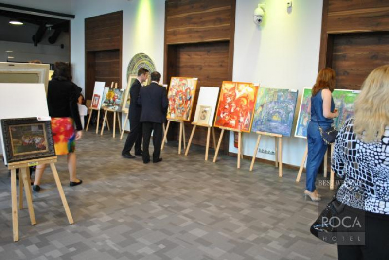 Auction of Modern Art show IZABELA KOMJATI